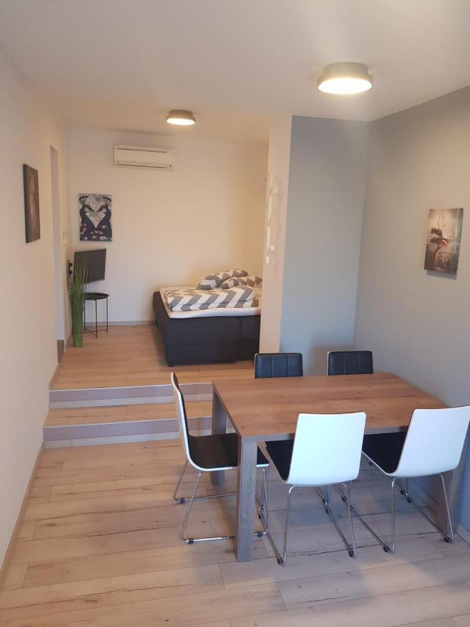 Guest House Flora Pazin Bagian luar foto