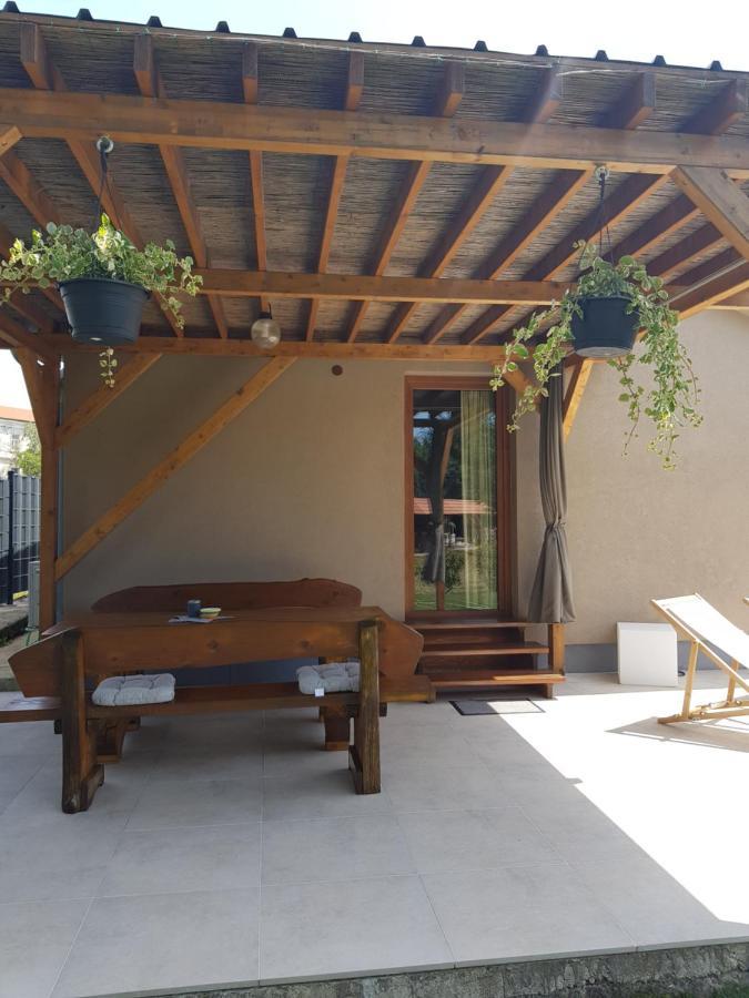 Guest House Flora Pazin Bagian luar foto