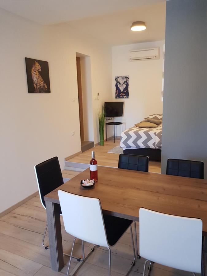Guest House Flora Pazin Bagian luar foto