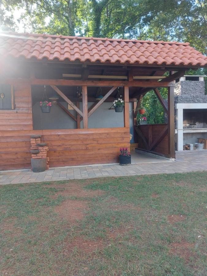 Guest House Flora Pazin Bagian luar foto
