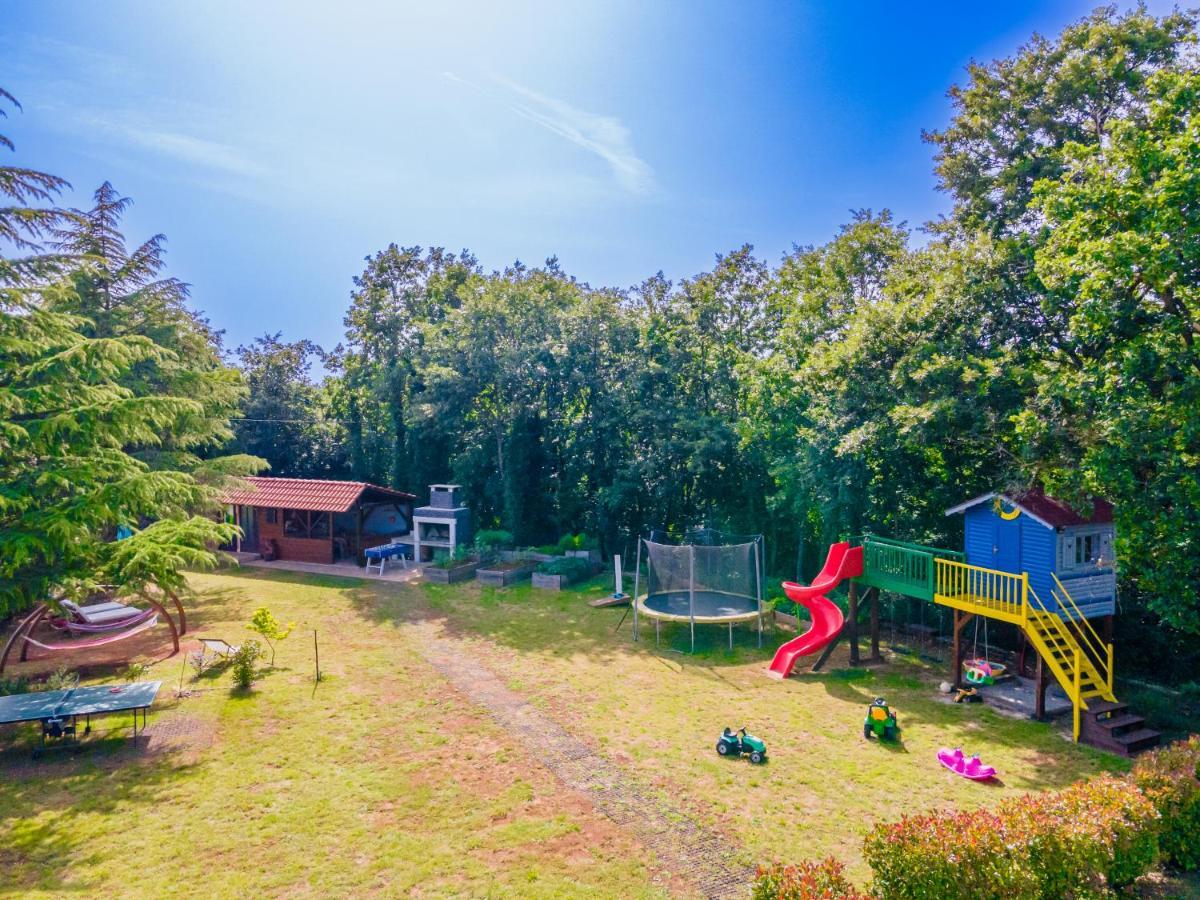Guest House Flora Pazin Bagian luar foto