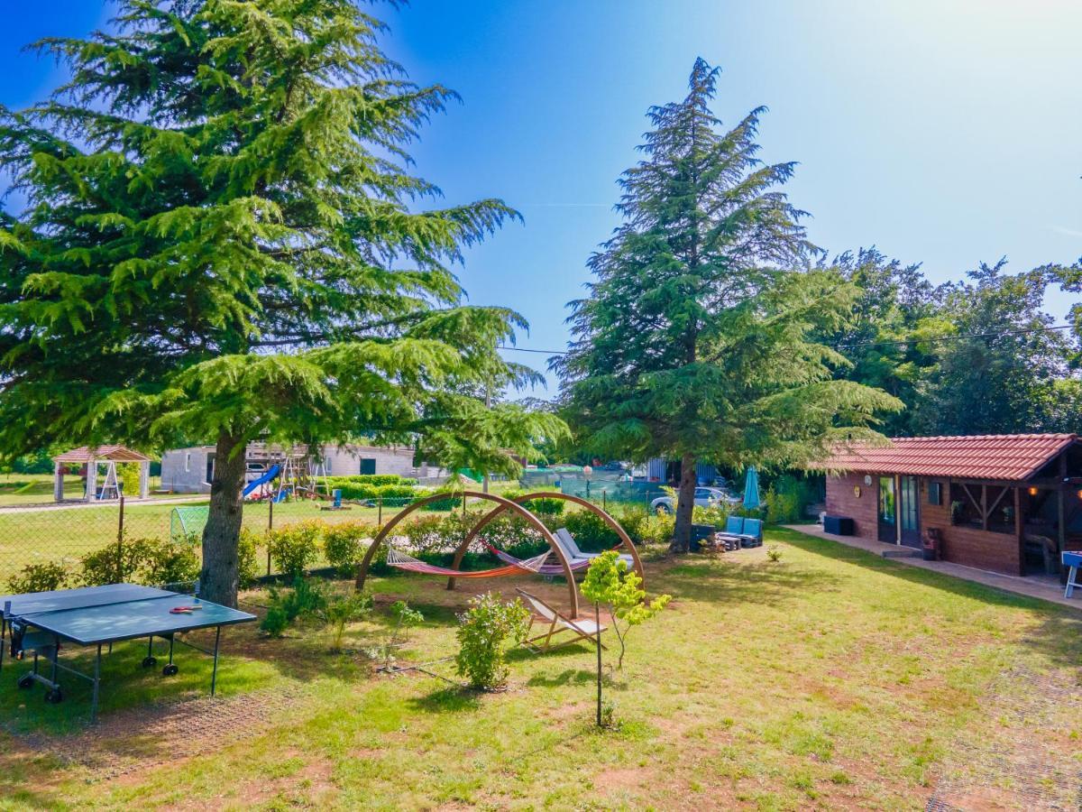 Guest House Flora Pazin Bagian luar foto