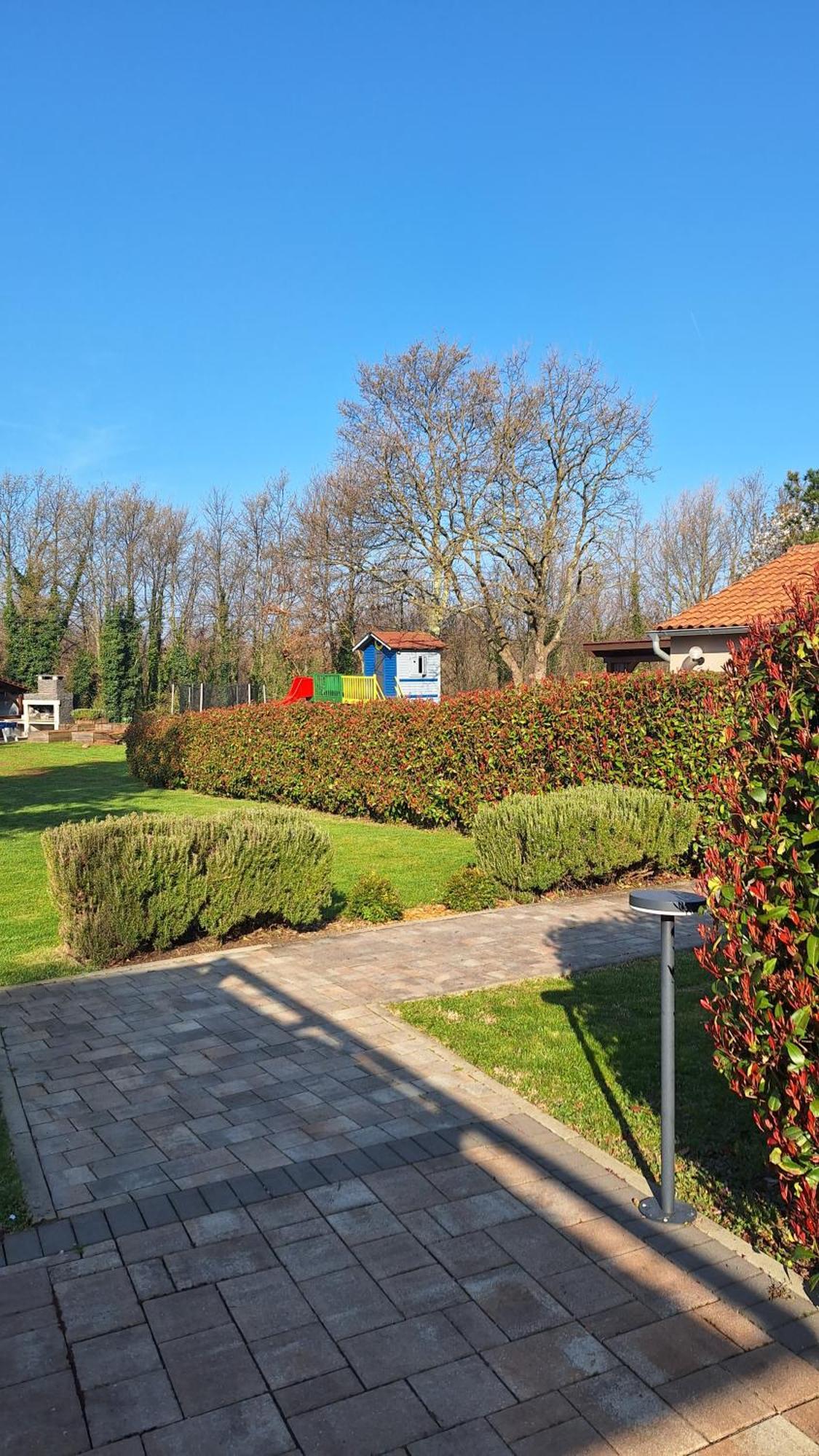 Guest House Flora Pazin Bagian luar foto