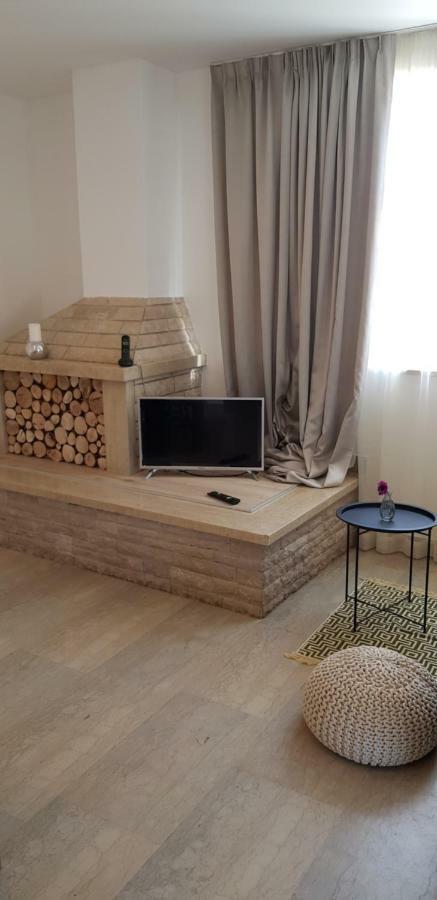 Guest House Flora Pazin Bagian luar foto