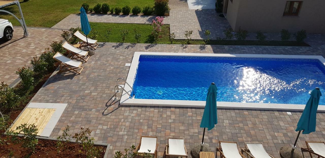 Guest House Flora Pazin Bagian luar foto