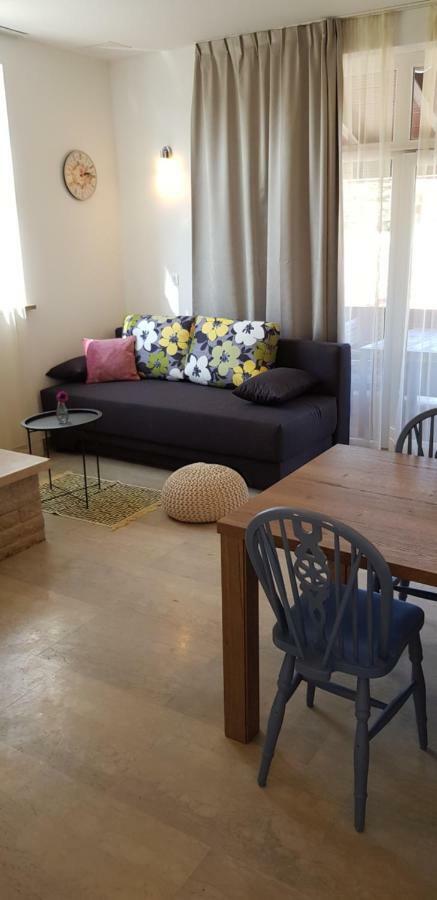 Guest House Flora Pazin Bagian luar foto