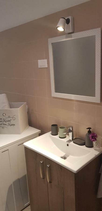 Guest House Flora Pazin Bagian luar foto