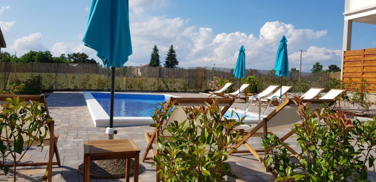 Guest House Flora Pazin Bagian luar foto