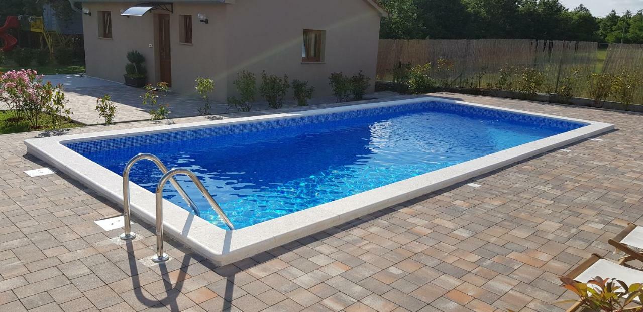 Guest House Flora Pazin Bagian luar foto
