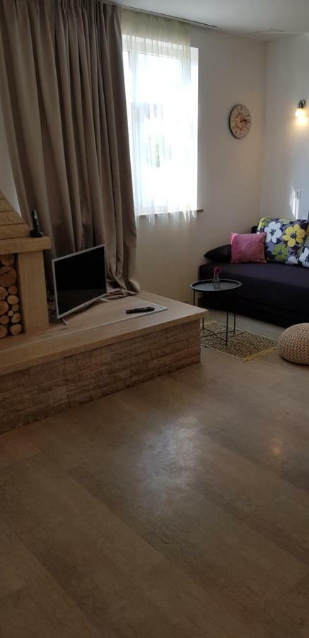 Guest House Flora Pazin Bagian luar foto